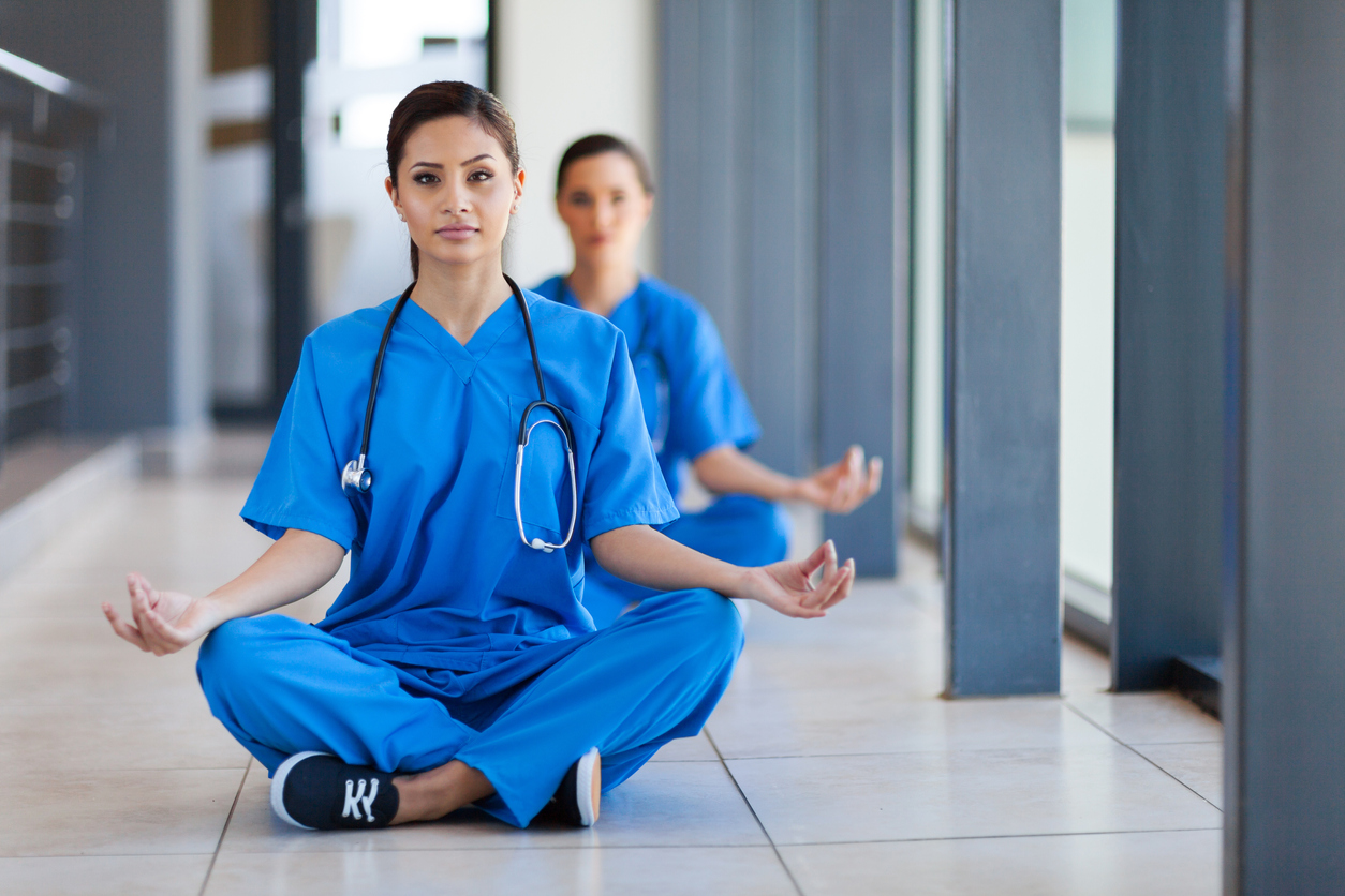 Enfermeiras meditando no momento de folga