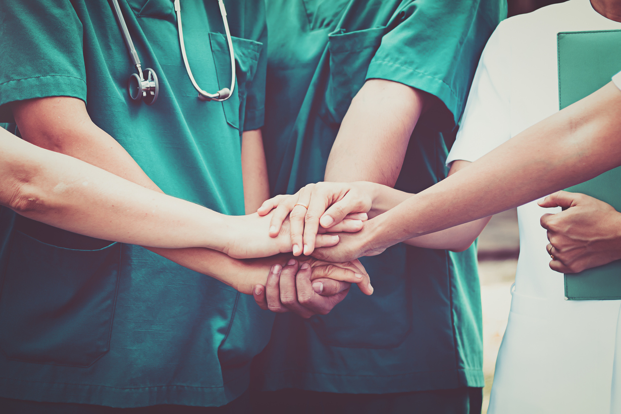 Enfermeiros de mãos dadas em sinal de união