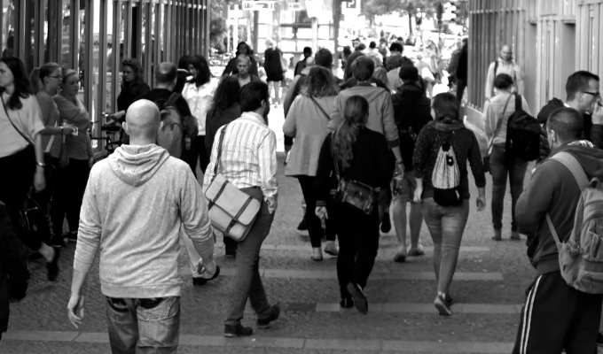 Foto em preto e branco de pessoas andando na rua
