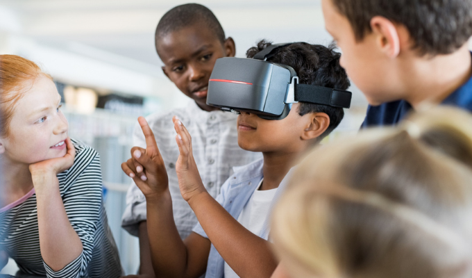 Alunos aprendendo por meio do óculos de realidade virtual