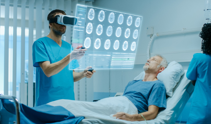 Médico olhando exames digitais do paciente pelo óculos de realidade virtual