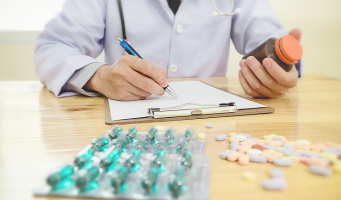 Acetilcisteína: médico preenchendo um formulário de prescrição medicamentosa