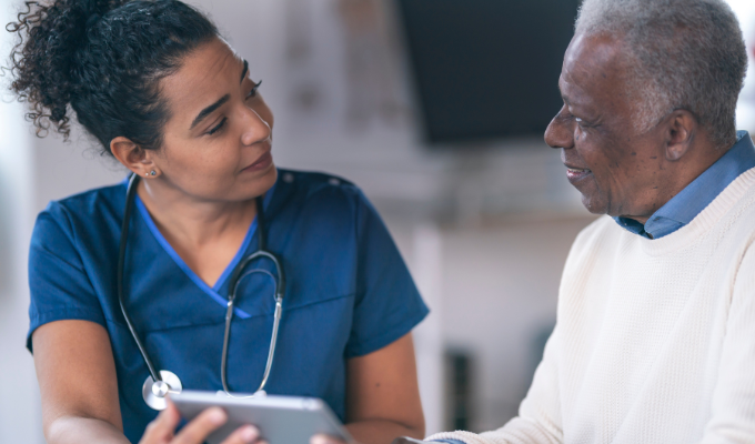 Alta hospitalar: enfermeira conversando com o paciente idoso