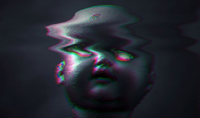 Top 5 artigos 2023: imagem assustadora de um bebê com efeito visual que simula uma falha ou distorção na imagem