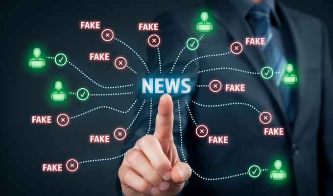 Tipos de desinformação: uma pessoa selecionando uma notícia e verificando se é falsa ou verdadeira