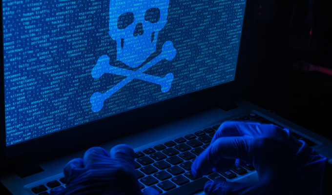 Tipos de desinformação: um hacker vazando informações perigosas na internet por meio de um notebook