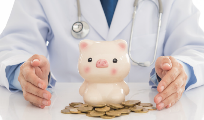 Interoperabilidade: um médico segurando um cofre em forma de porquinho com moedas na frente simbolizando a economia