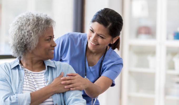 Enfermagem: enfermeira prestando cuidados a uma paciente idosa e cadeirante