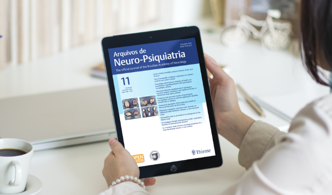 Capa do periódico Arquivos de Neuro-Psiquiatria em um tablet