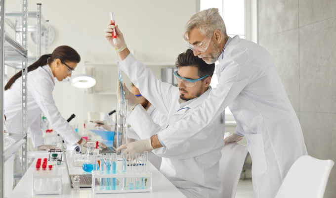 Farmácia clínica: farmacêuticos homens e mulheres analisando substâncias em um laboratório