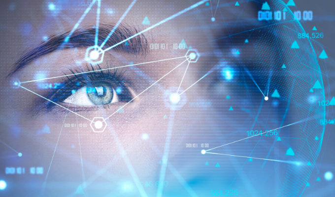 Inteligência artificial: mulher olhando para uma tela com os símbos de redes neurais refletindo sobre seu rosto