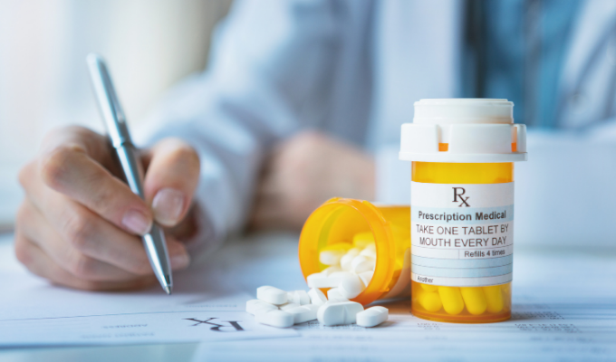 Amoxicilina: médico escrevendo em um papel no qual prescreve um medicamento