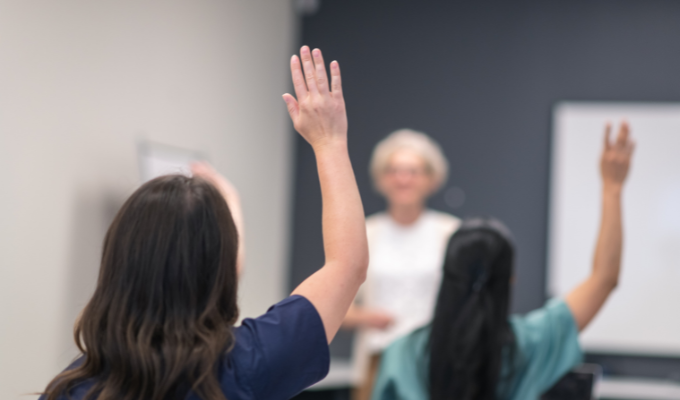 Divulgação científica: alunos levantando a mão para tirar dúvidas durante a aula