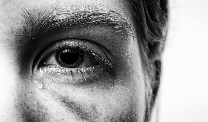 Setembro amarelo: foto em preto e branco dos olhos de um homem triste
